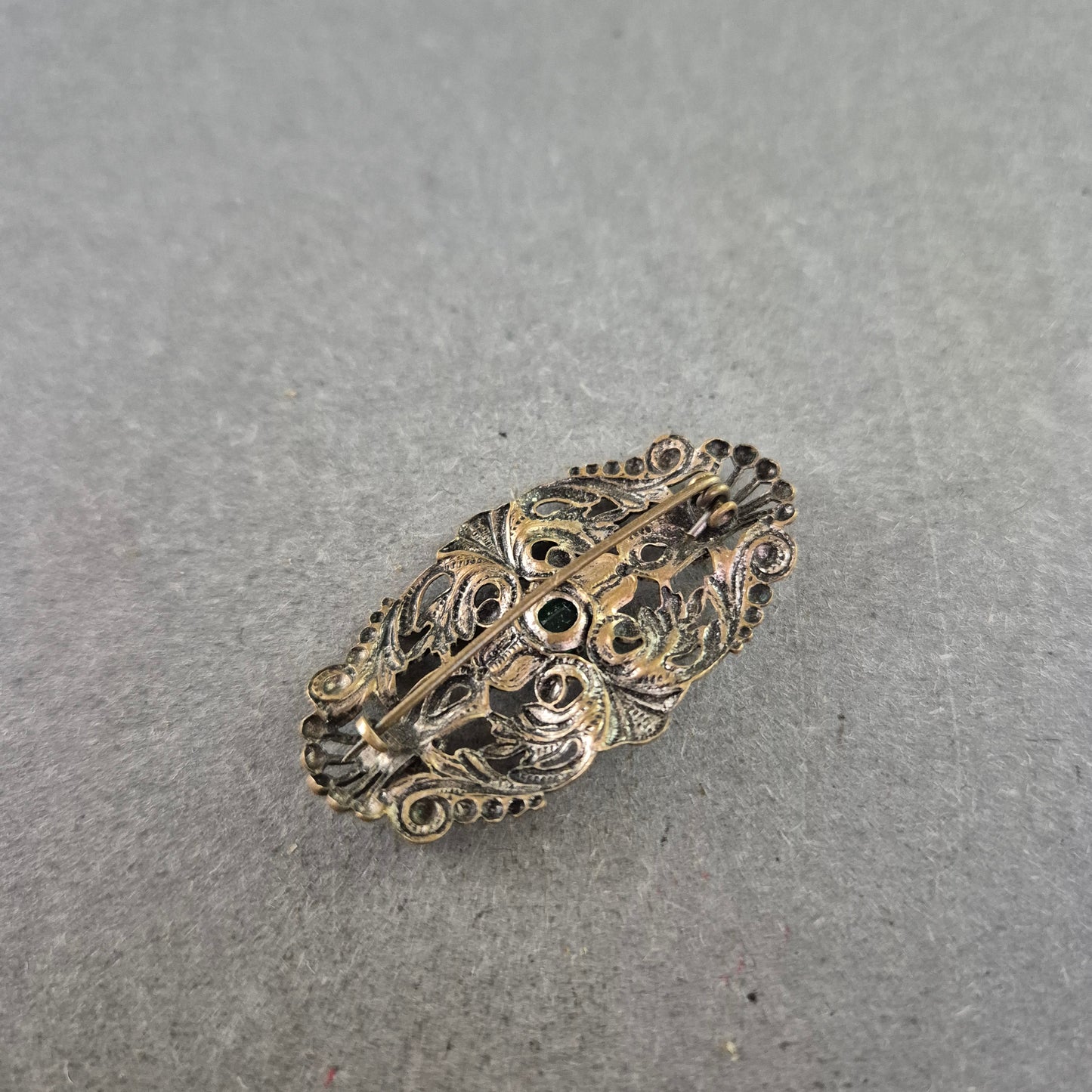 Antikstil-Brosche mit grünem Zierstein – Filigranes Ornamentdesign