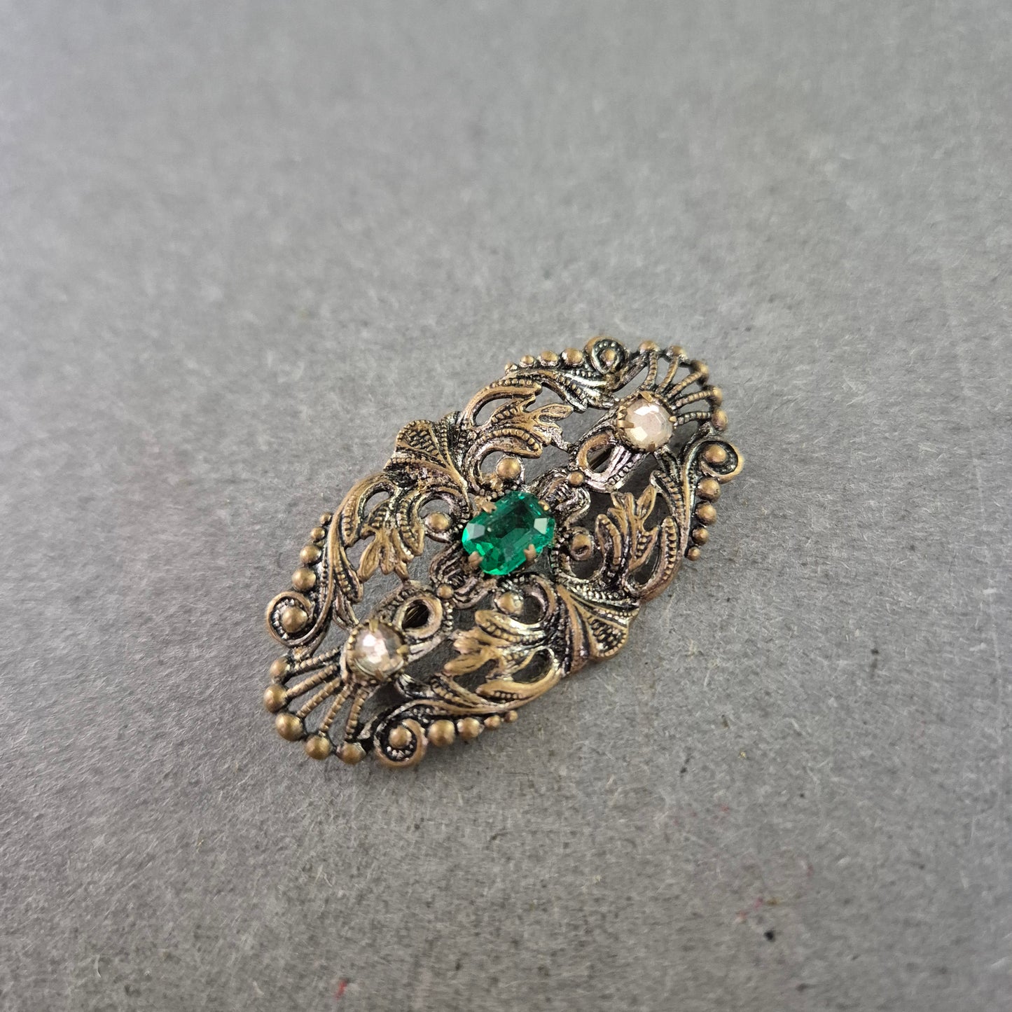 Antikstil-Brosche mit grünem Zierstein – Filigranes Ornamentdesign