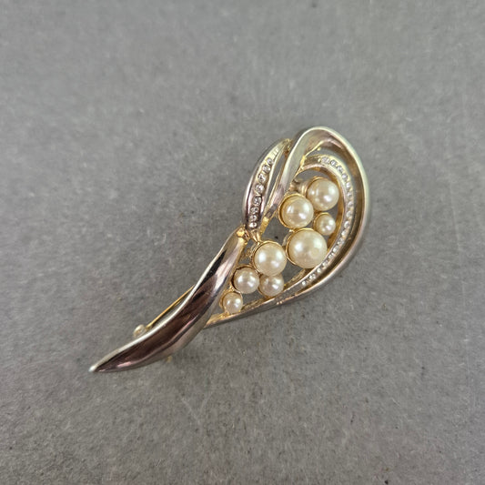 Elegante Brosche mit Zierperlen & Strass – Schwungvolles Design