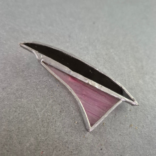 Moderne Glas-Brosche in Lila & Schwarz – Abstraktes Design