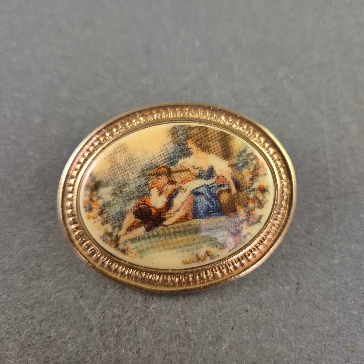 Antike Brosche mit romantischem Gemälde – Ovales Medaillon im Vintage-Stil