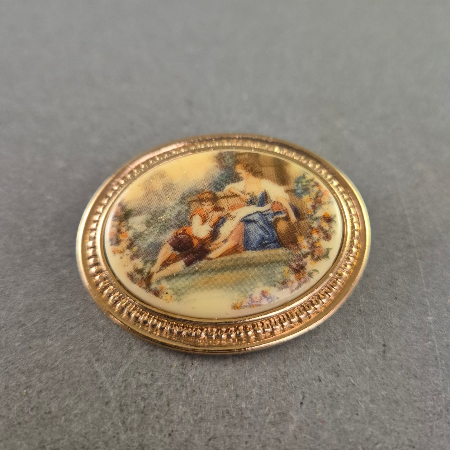 Antike Brosche mit romantischem Gemälde – Ovales Medaillon im Vintage-Stil