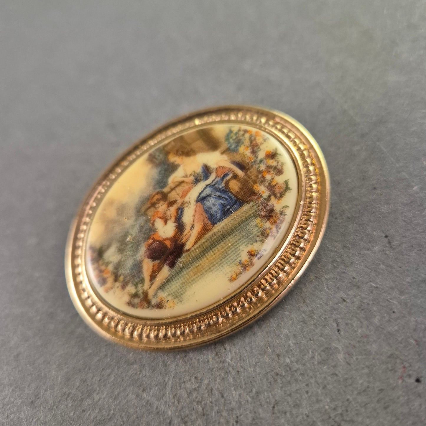 Antike Brosche mit romantischem Gemälde – Ovales Medaillon im Vintage-Stil