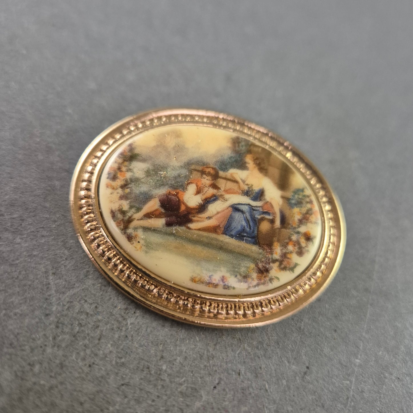 Antike Brosche mit romantischem Gemälde – Ovales Medaillon im Vintage-Stil