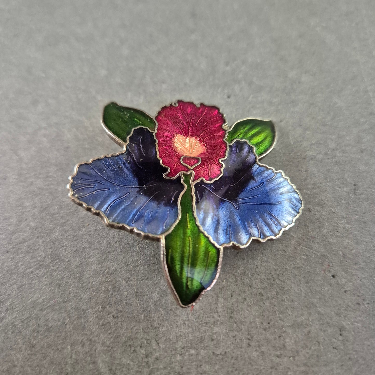 Bunte Emaille-Blumenbrosche – Künstlerisches Design in Blütenform