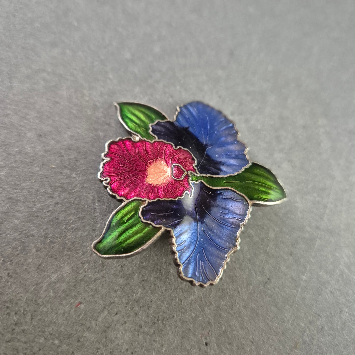 Bunte Emaille-Blumenbrosche – Künstlerisches Design in Blütenform
