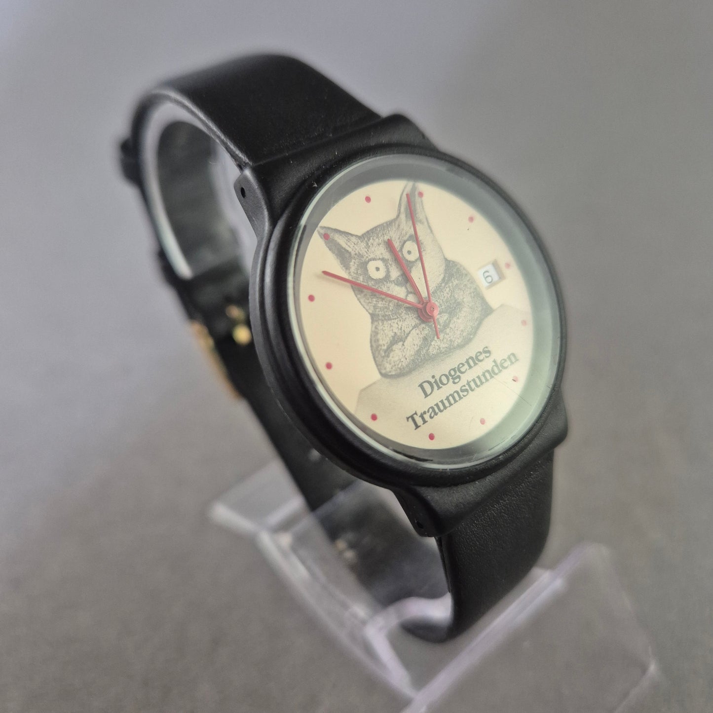 Originelle Diogenes „Traumstunden“-Uhr – Katze mit Charme & Datum