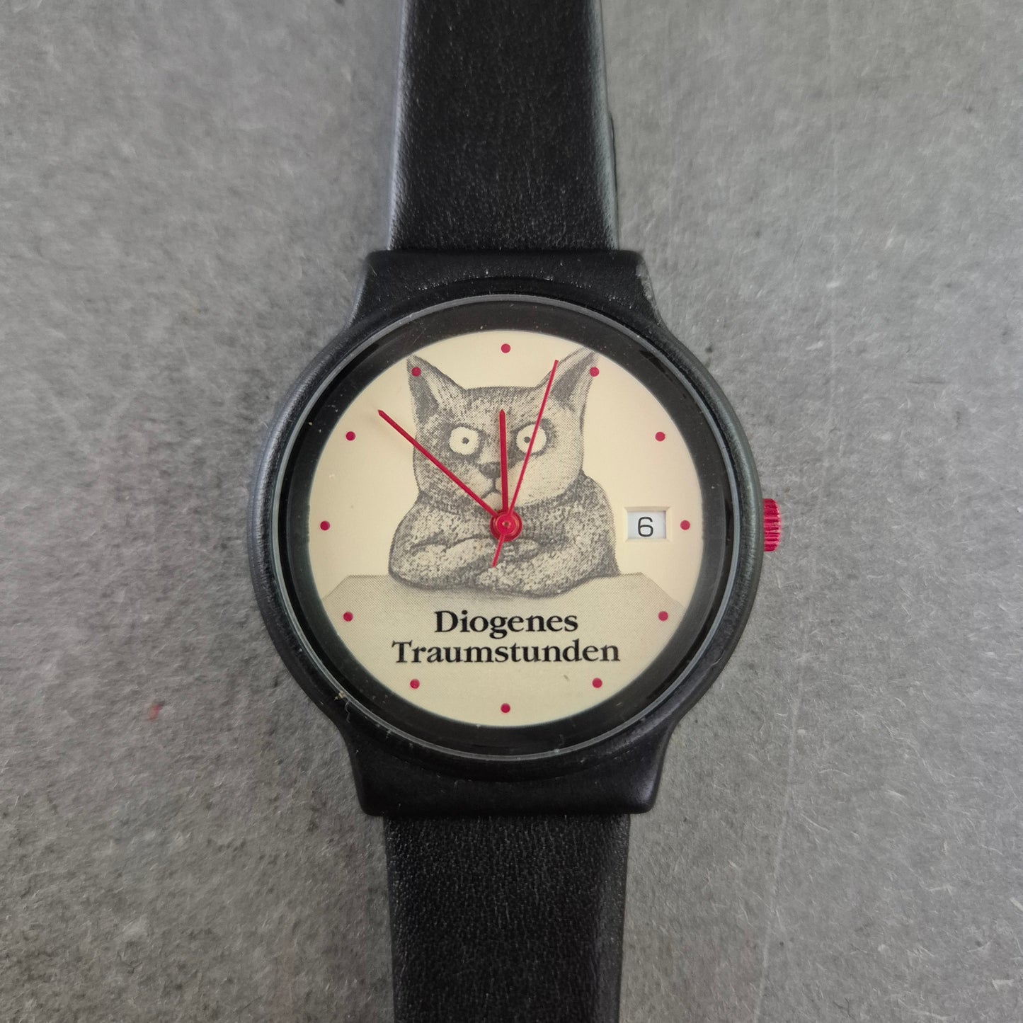 Originelle Diogenes „Traumstunden“-Uhr – Katze mit Charme & Datum