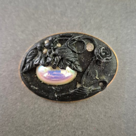 Ovale Brosche im Barock-Stil – Schwarz mit irisierendem Cabochon