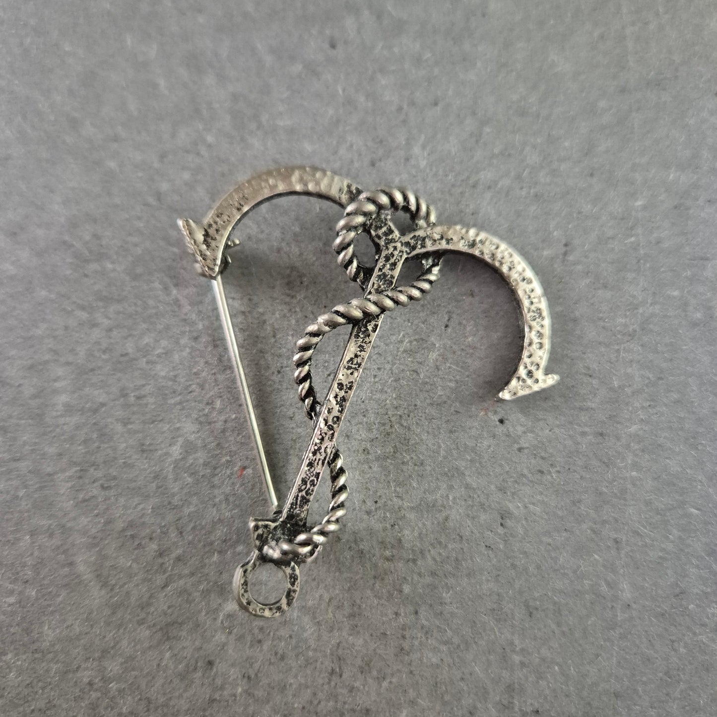 Vintage-Brosche in Ankerform – Maritimer Stil in Antiksilber-Optik