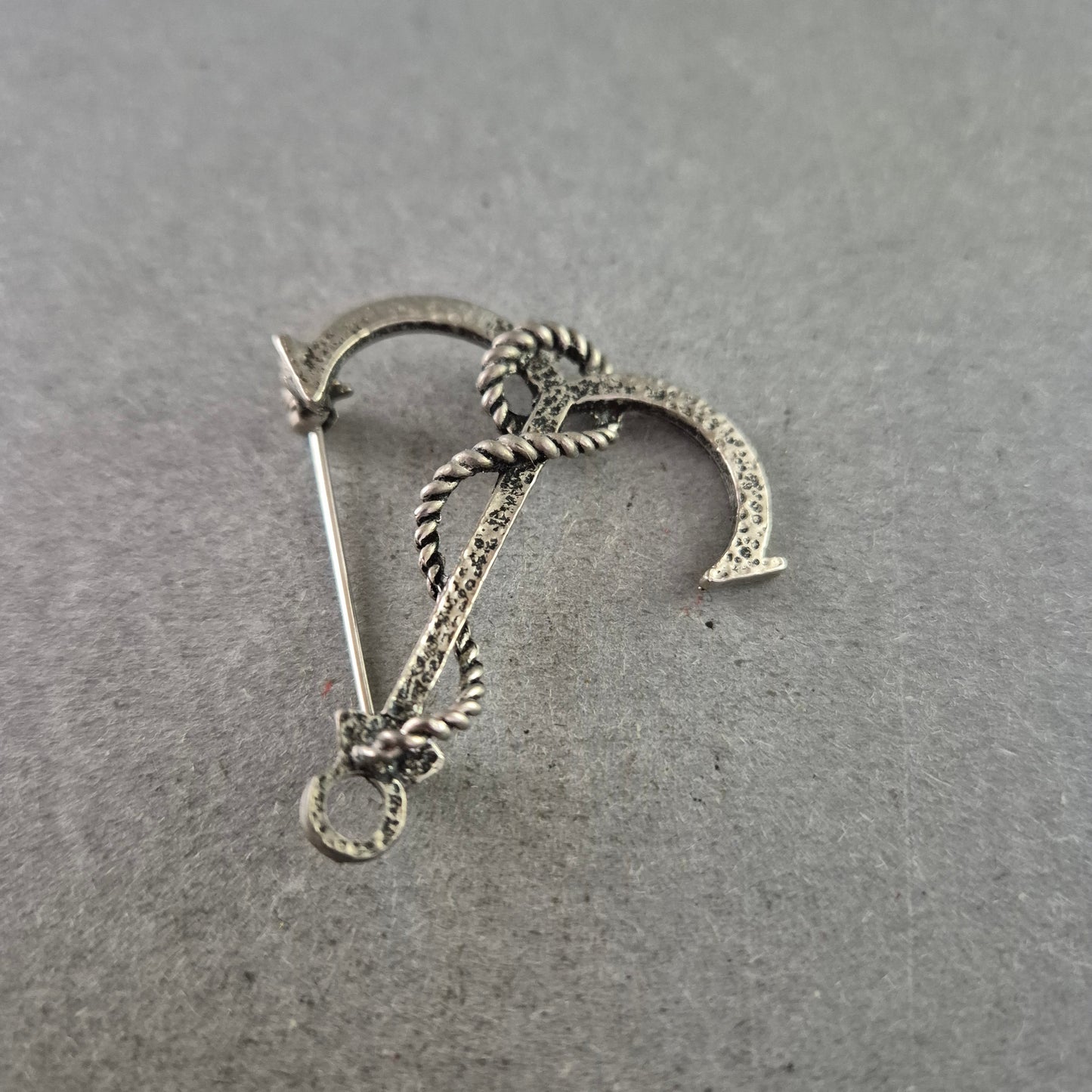 Vintage-Brosche in Ankerform – Maritimer Stil in Antiksilber-Optik