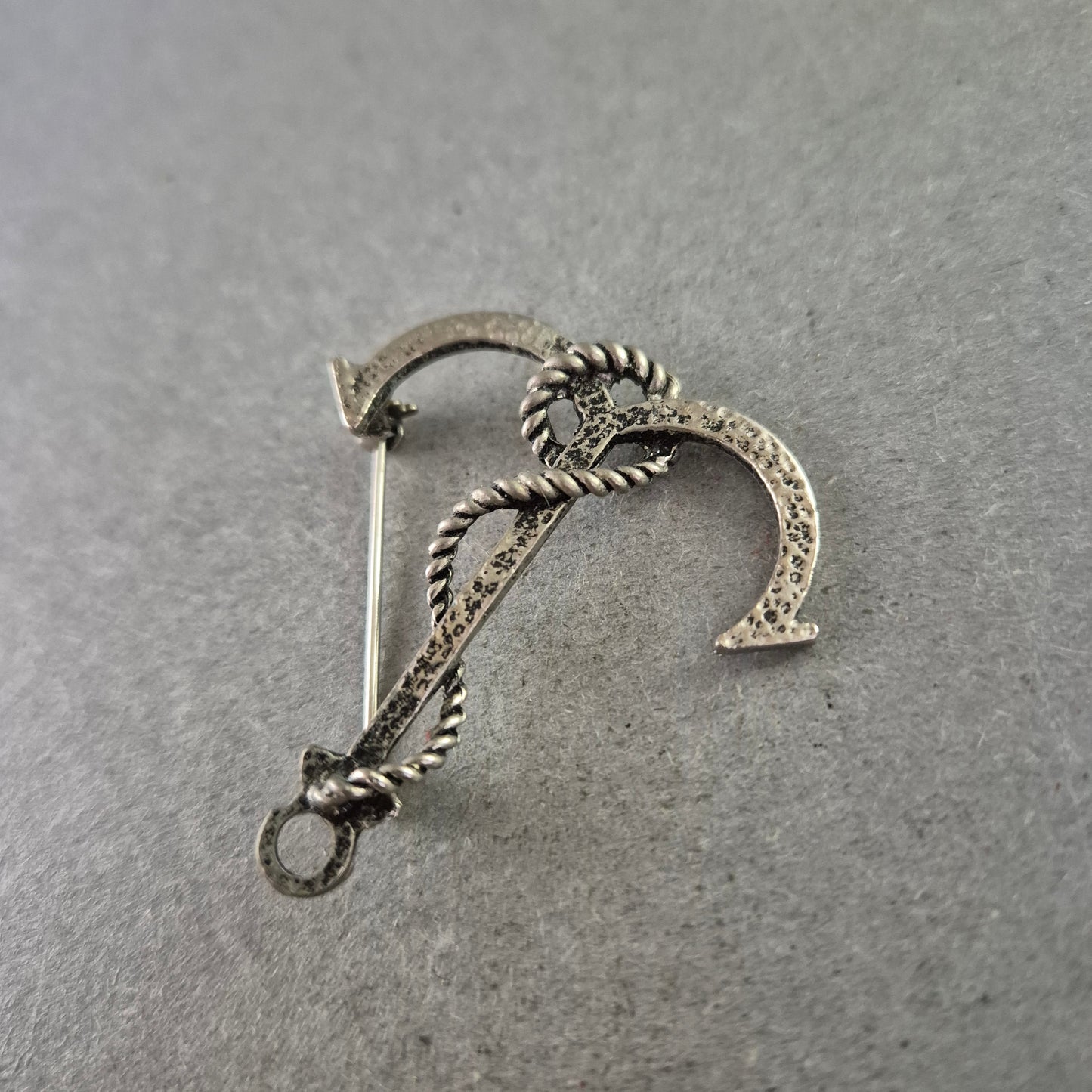 Vintage-Brosche in Ankerform – Maritimer Stil in Antiksilber-Optik