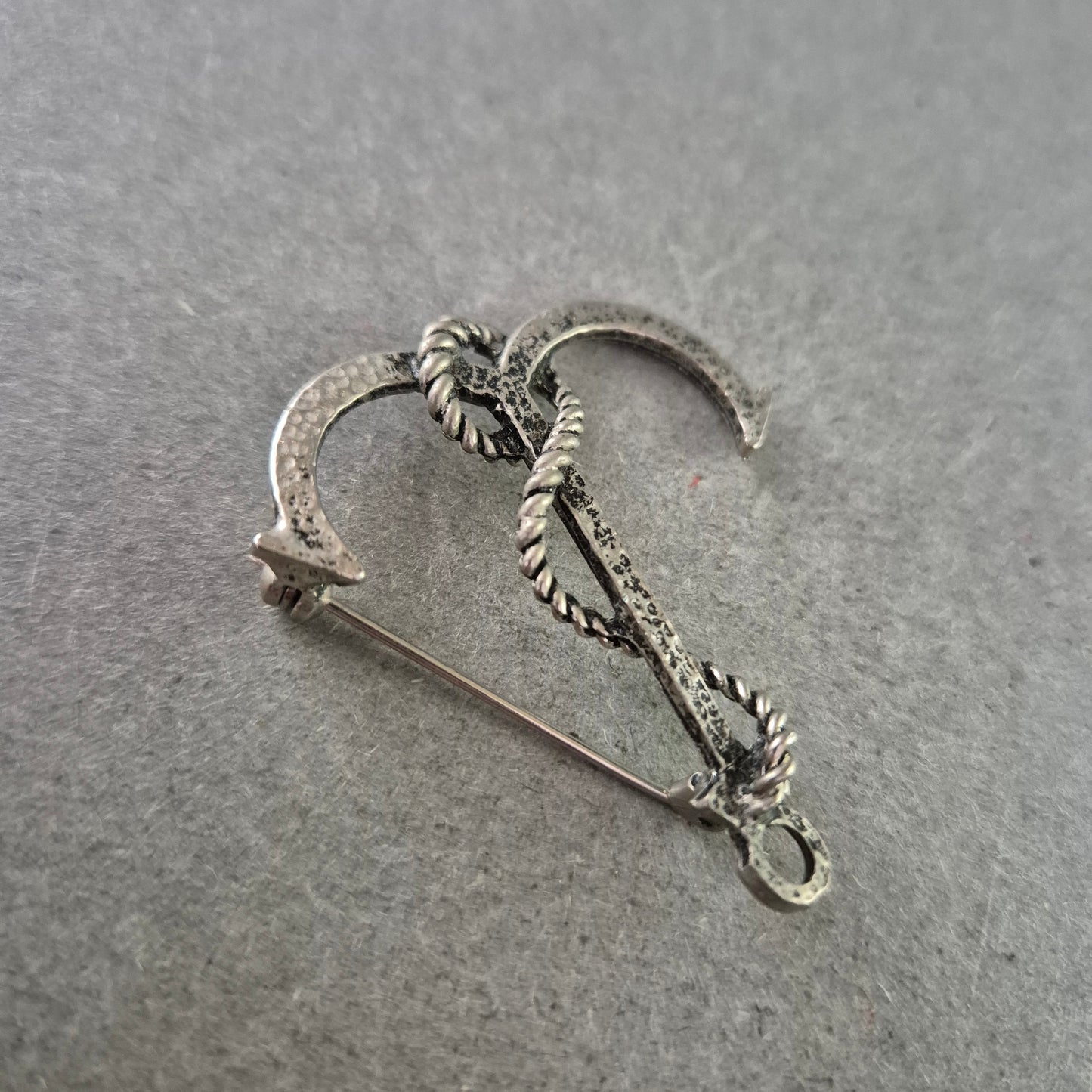 Vintage-Brosche in Ankerform – Maritimer Stil in Antiksilber-Optik