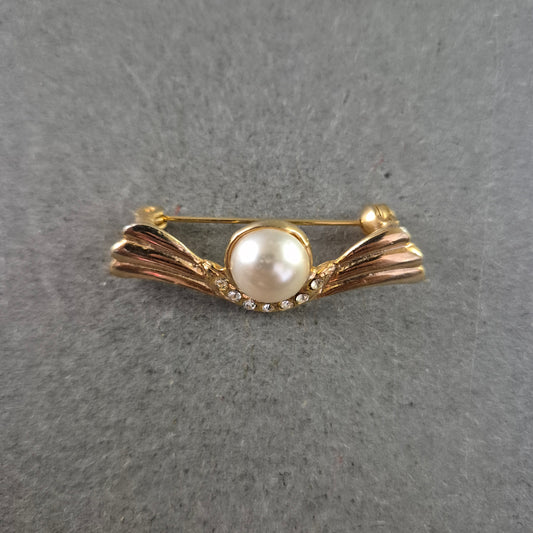 Klassische Brosche mit Zierperle & Strass – Goldoptik im Vintage-Stil
