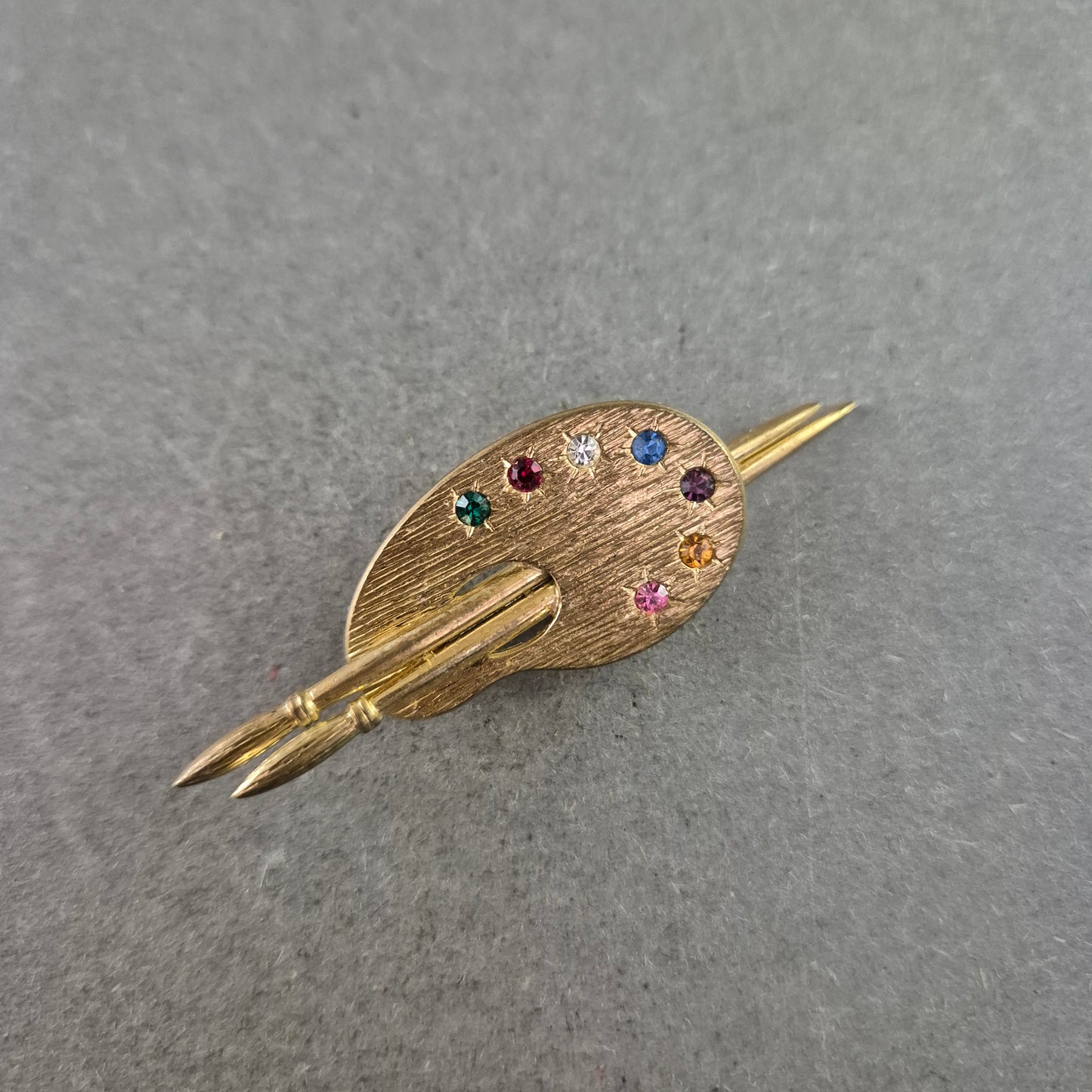 Kreative Brosche in Palettenform – Goldoptik mit bunten Strasssteinen