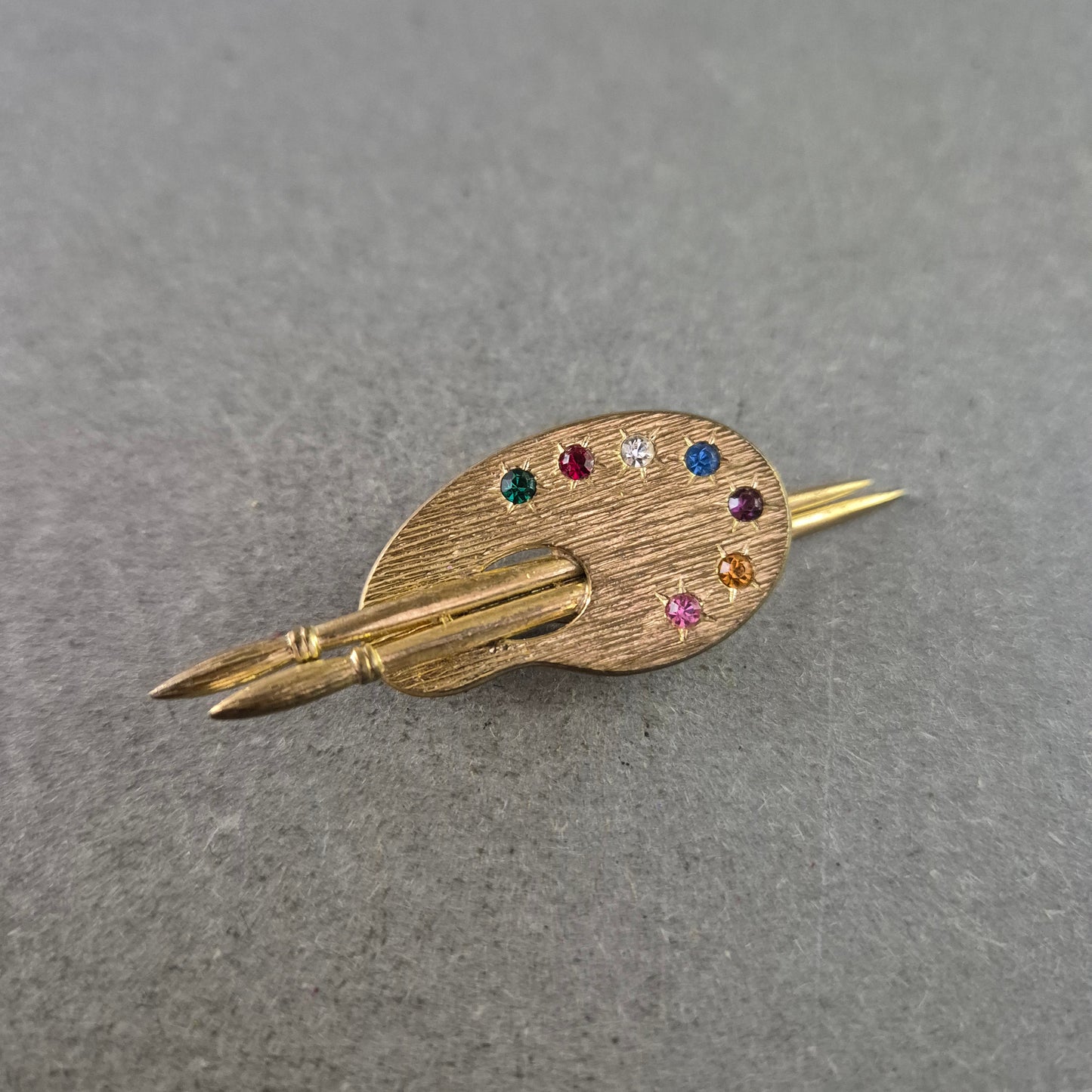 Kreative Brosche in Palettenform – Goldoptik mit bunten Strasssteinen