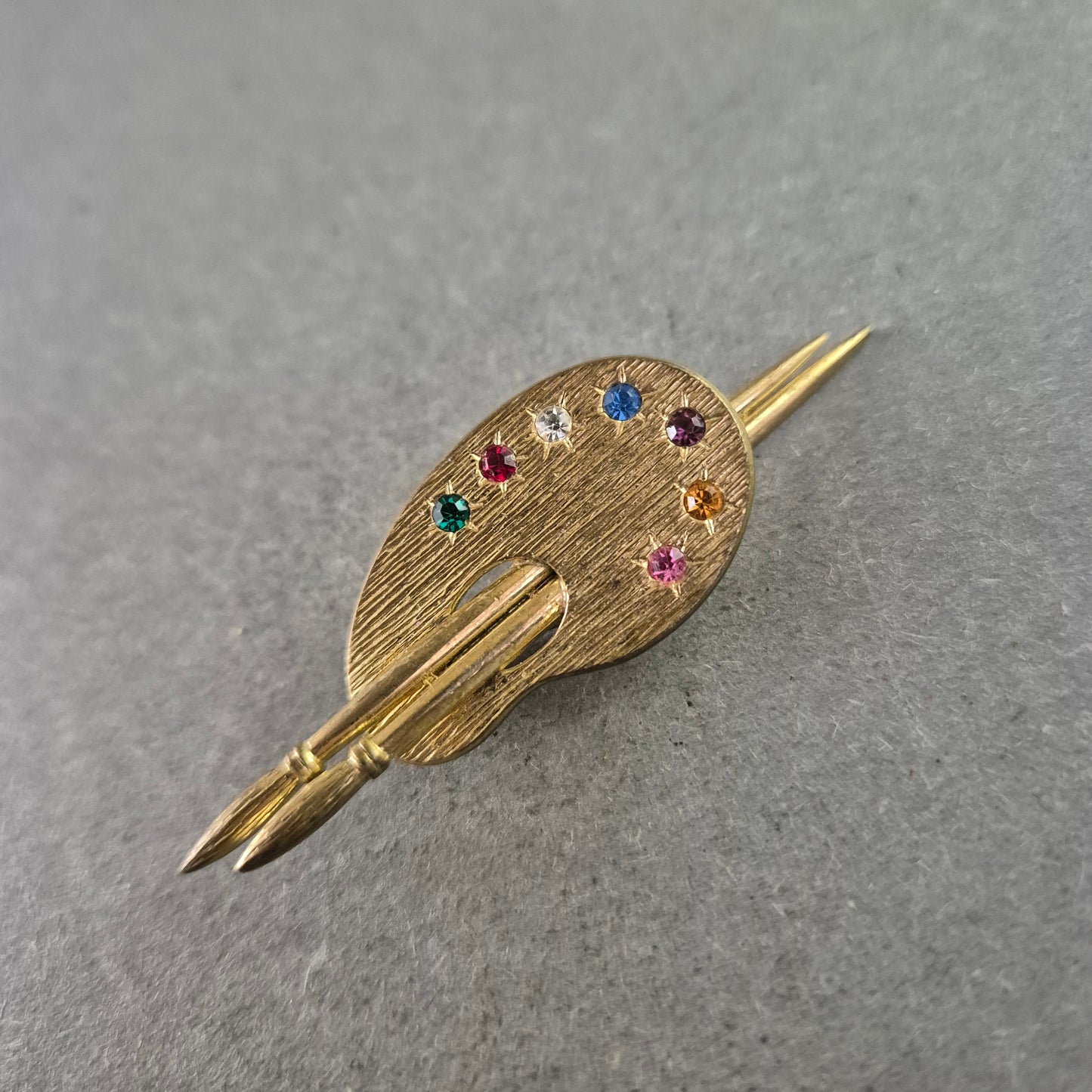 Kreative Brosche in Palettenform – Goldoptik mit bunten Strasssteinen