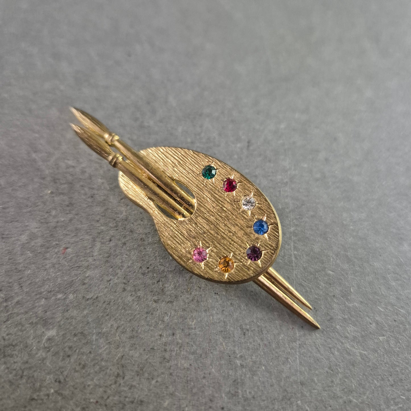 Kreative Brosche in Palettenform – Goldoptik mit bunten Strasssteinen