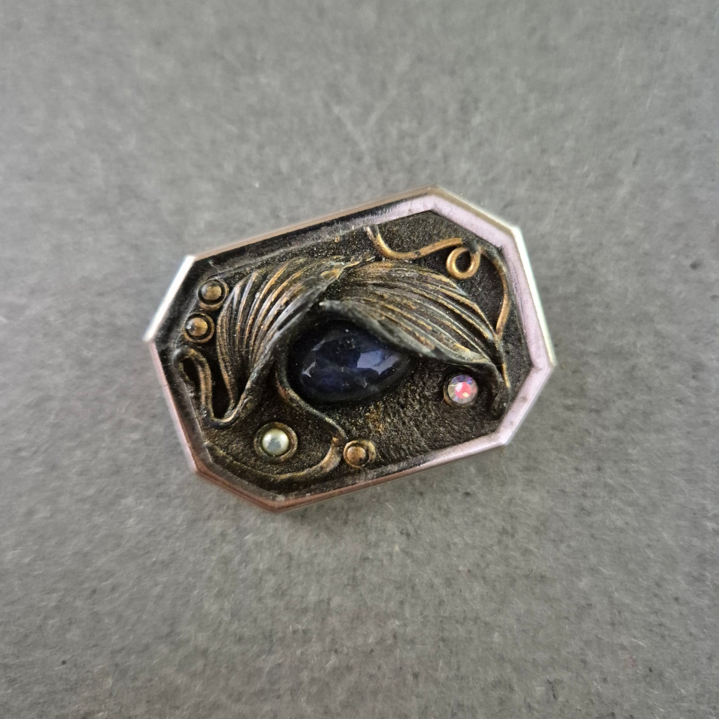 Oktagonale Brosche im Jugendstil-Look – Dunkler Stein & Zierelemente