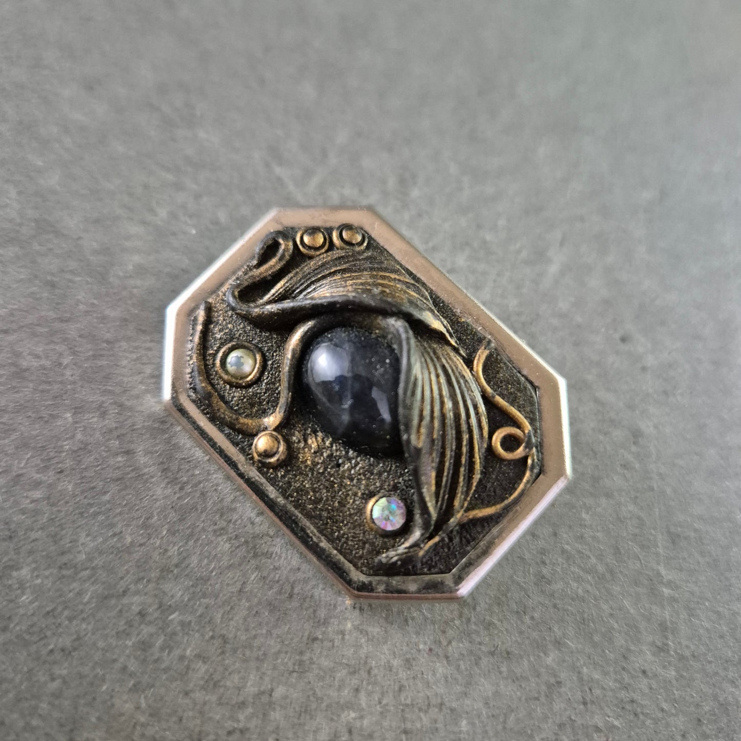 Oktagonale Brosche im Jugendstil-Look – Dunkler Stein & Zierelemente