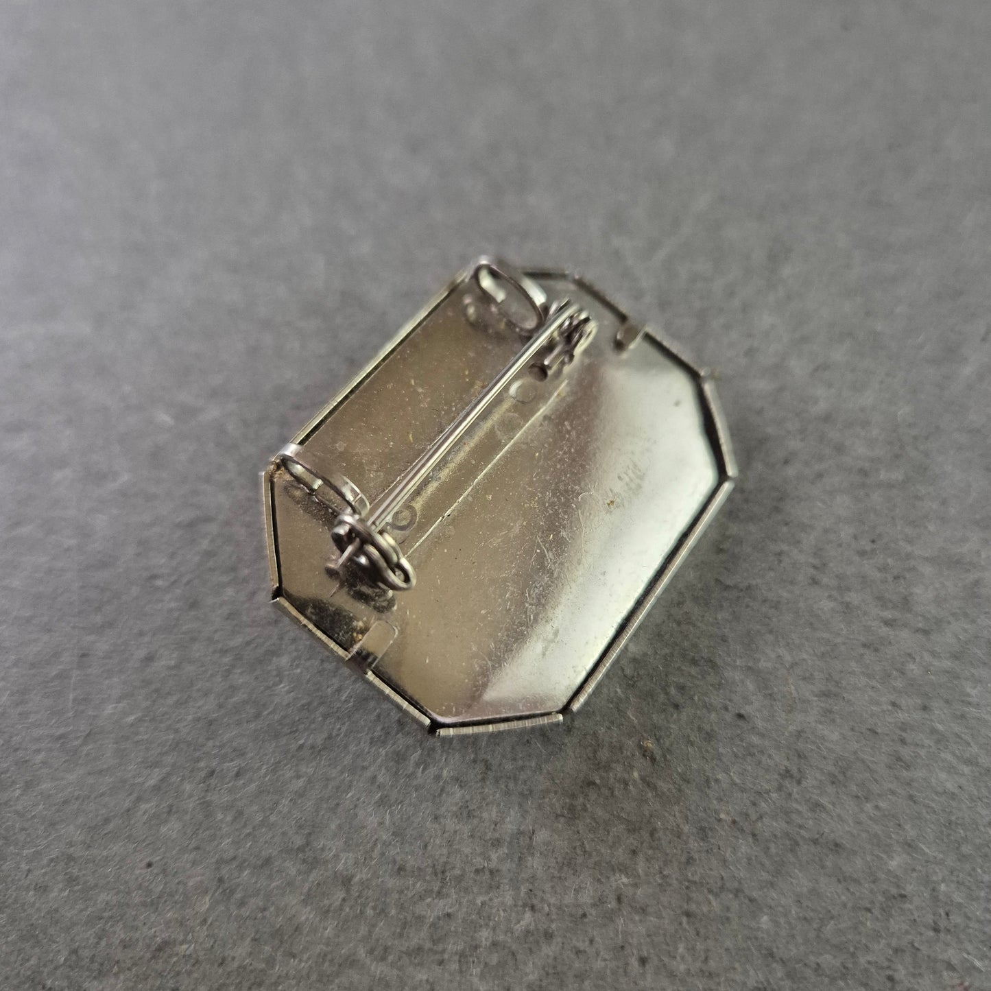 Oktagonale Brosche im Jugendstil-Look – Dunkler Stein & Zierelemente