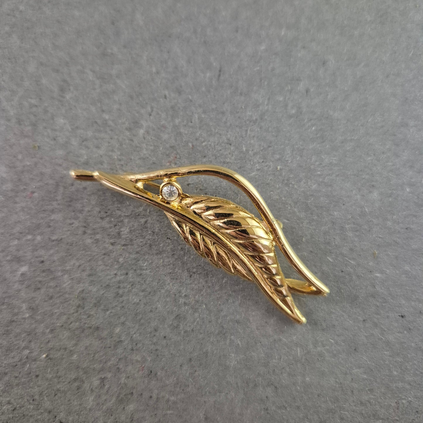 Elegante Blatt-Brosche in Goldoptik mit funkelndem Zirkonia