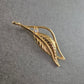 Elegante Blatt-Brosche in Goldoptik mit funkelndem Zirkonia
