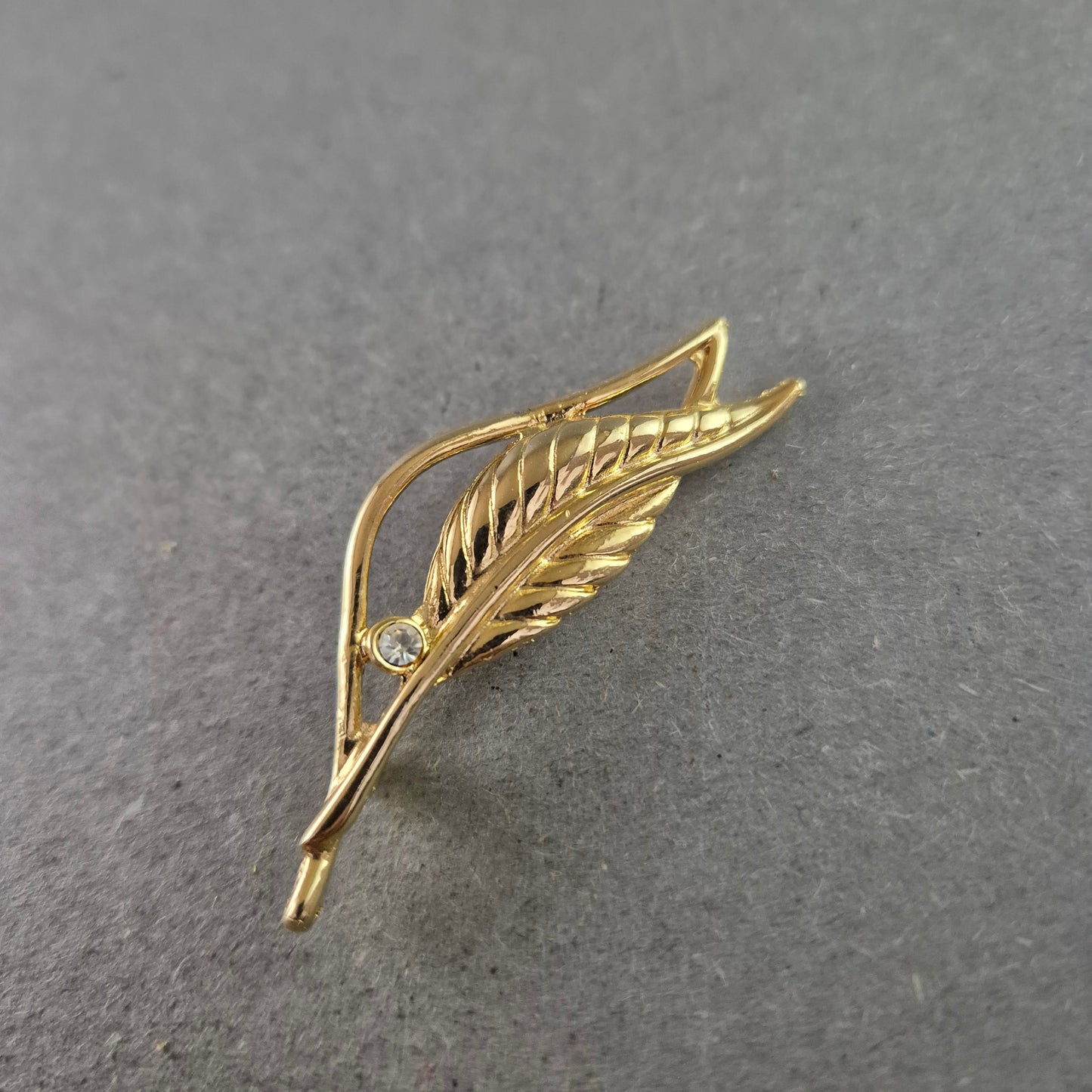 Elegante Blatt-Brosche in Goldoptik mit funkelndem Zirkonia
