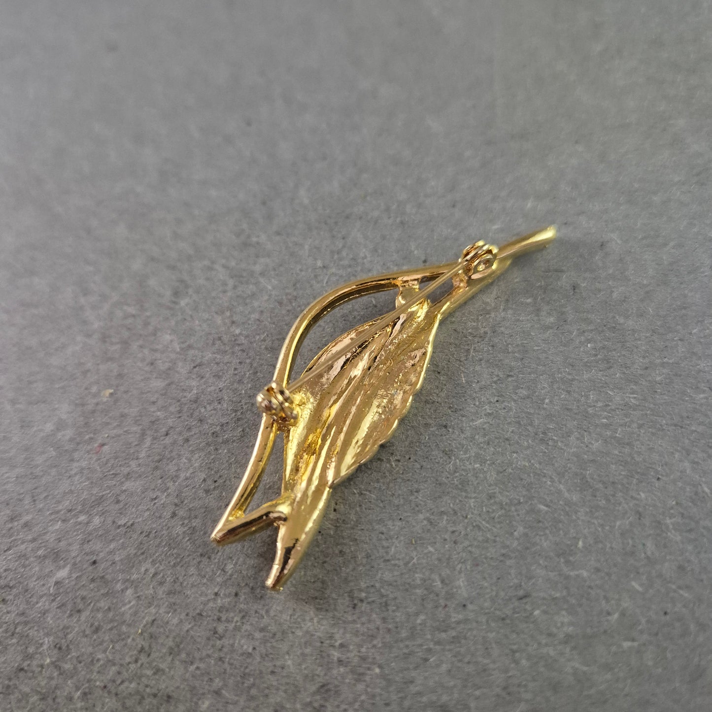 Elegante Blatt-Brosche in Goldoptik mit funkelndem Zirkonia