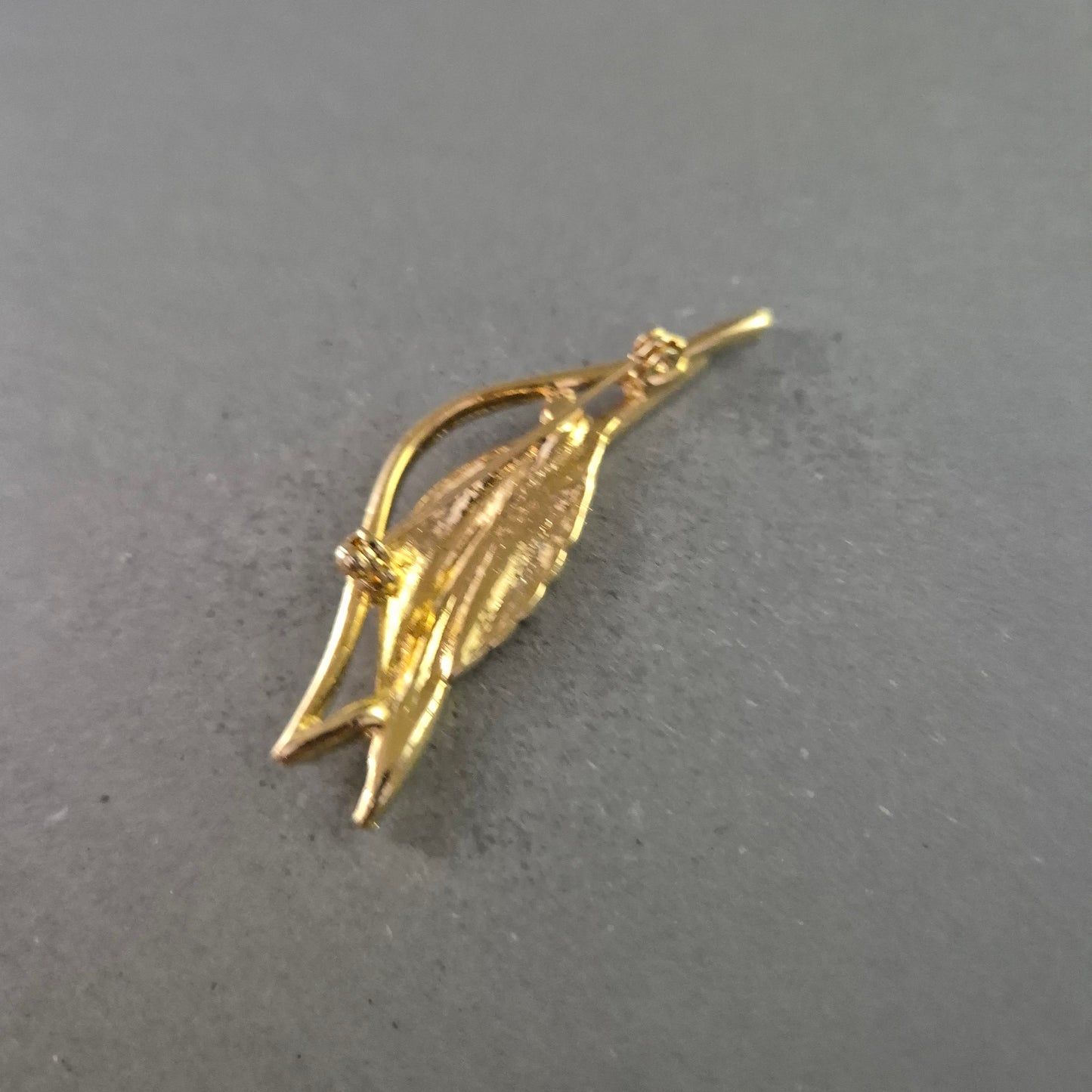 Elegante Blatt-Brosche in Goldoptik mit funkelndem Zirkonia