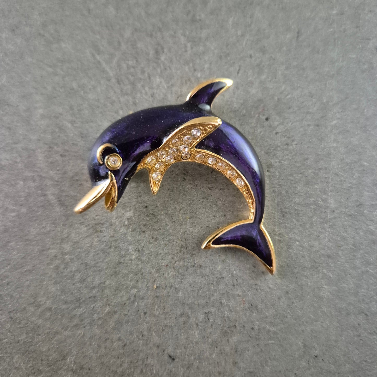 Verspielte Delfin-Brosche in Lila mit Strass und Goldoptik