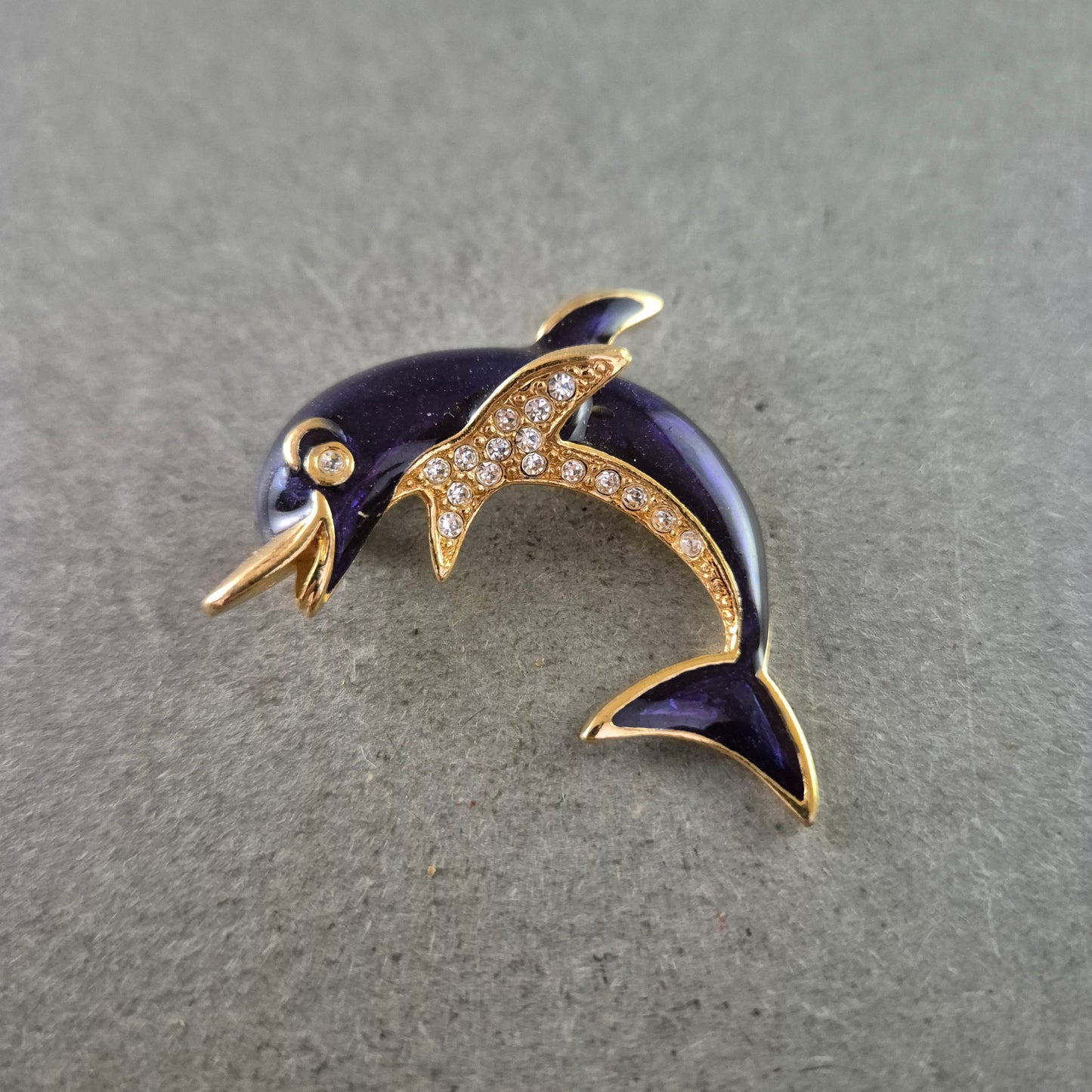 Verspielte Delfin-Brosche in Lila mit Strass und Goldoptik