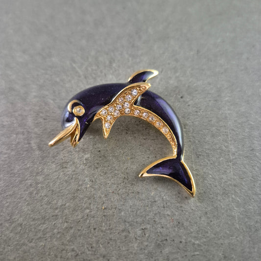 Verspielte Delfin-Brosche in Lila mit Strass und Goldoptik