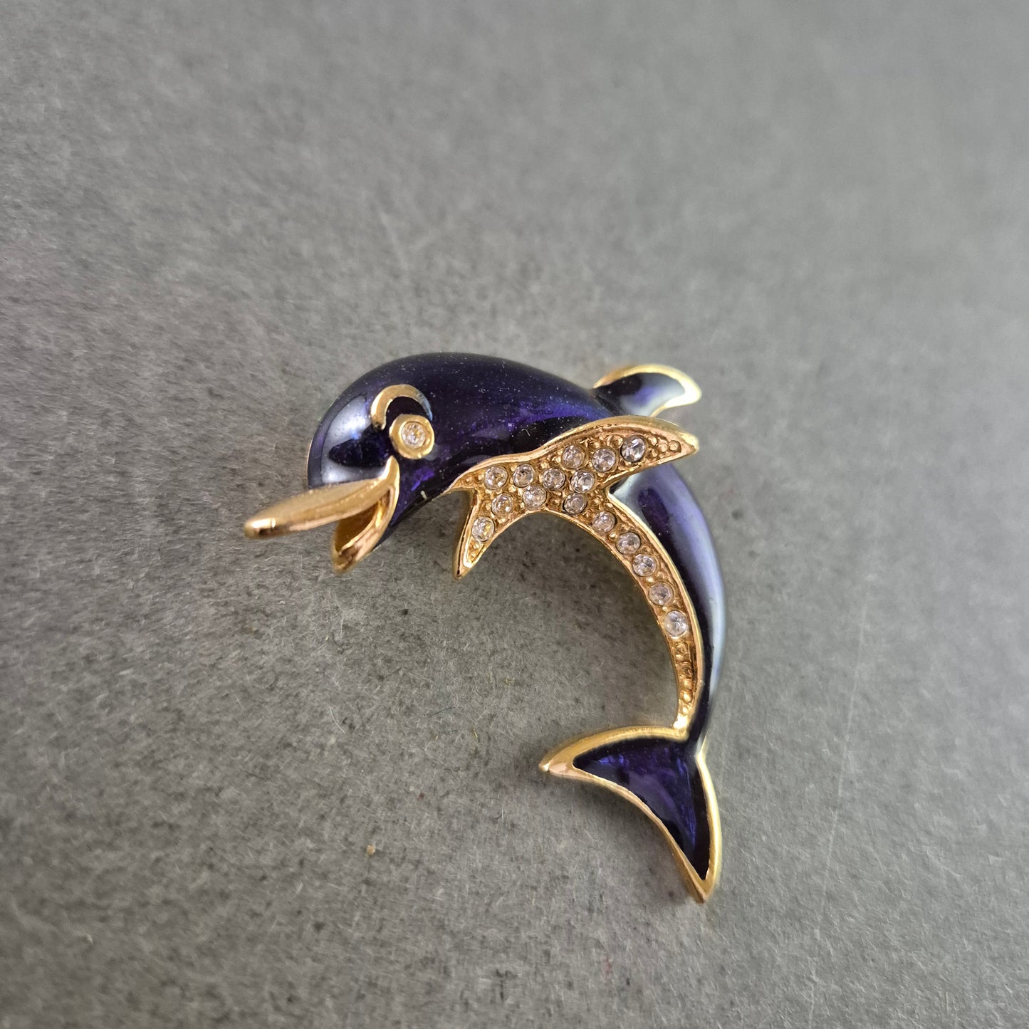 Verspielte Delfin-Brosche in Lila mit Strass und Goldoptik