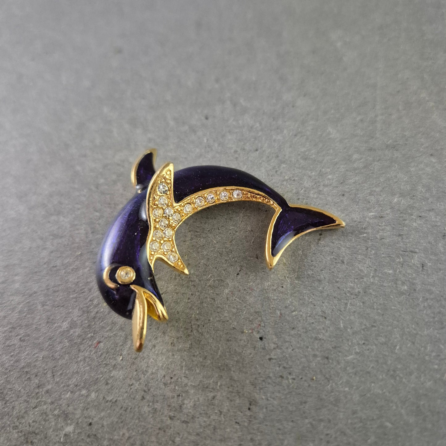 Verspielte Delfin-Brosche in Lila mit Strass und Goldoptik