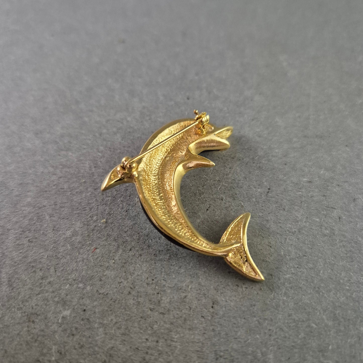 Verspielte Delfin-Brosche in Lila mit Strass und Goldoptik