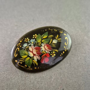Handbemalte Vintage-Brosche mit floralem Motiv auf schwarzem Grund