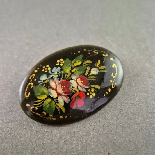 Handbemalte Vintage-Brosche mit floralem Motiv auf schwarzem Grund