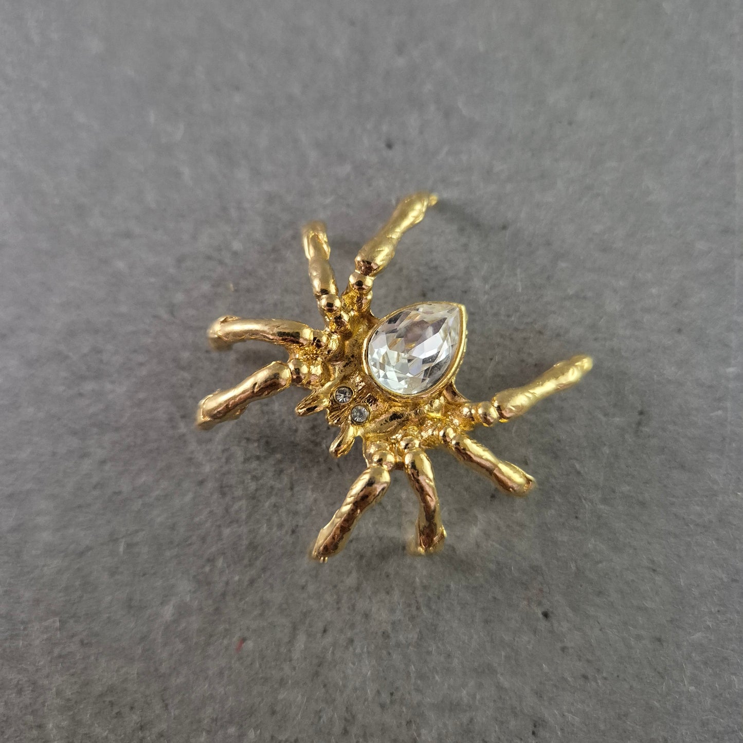 Auffällige Spinnen-Brosche in Goldoptik mit großem Strassstein