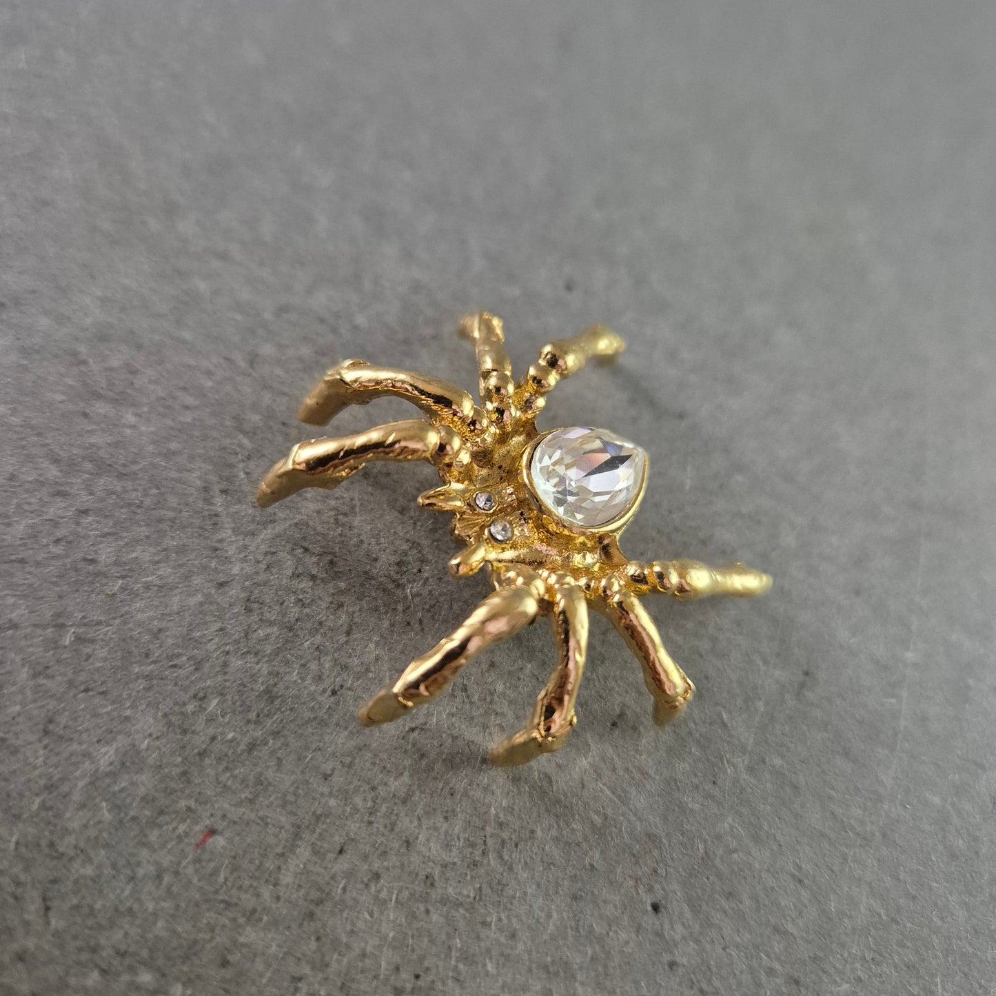 Auffällige Spinnen-Brosche in Goldoptik mit großem Strassstein