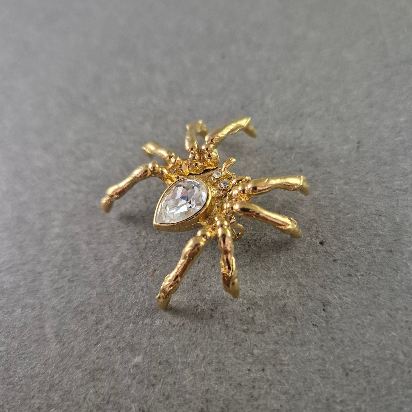 Auffällige Spinnen-Brosche in Goldoptik mit großem Strassstein