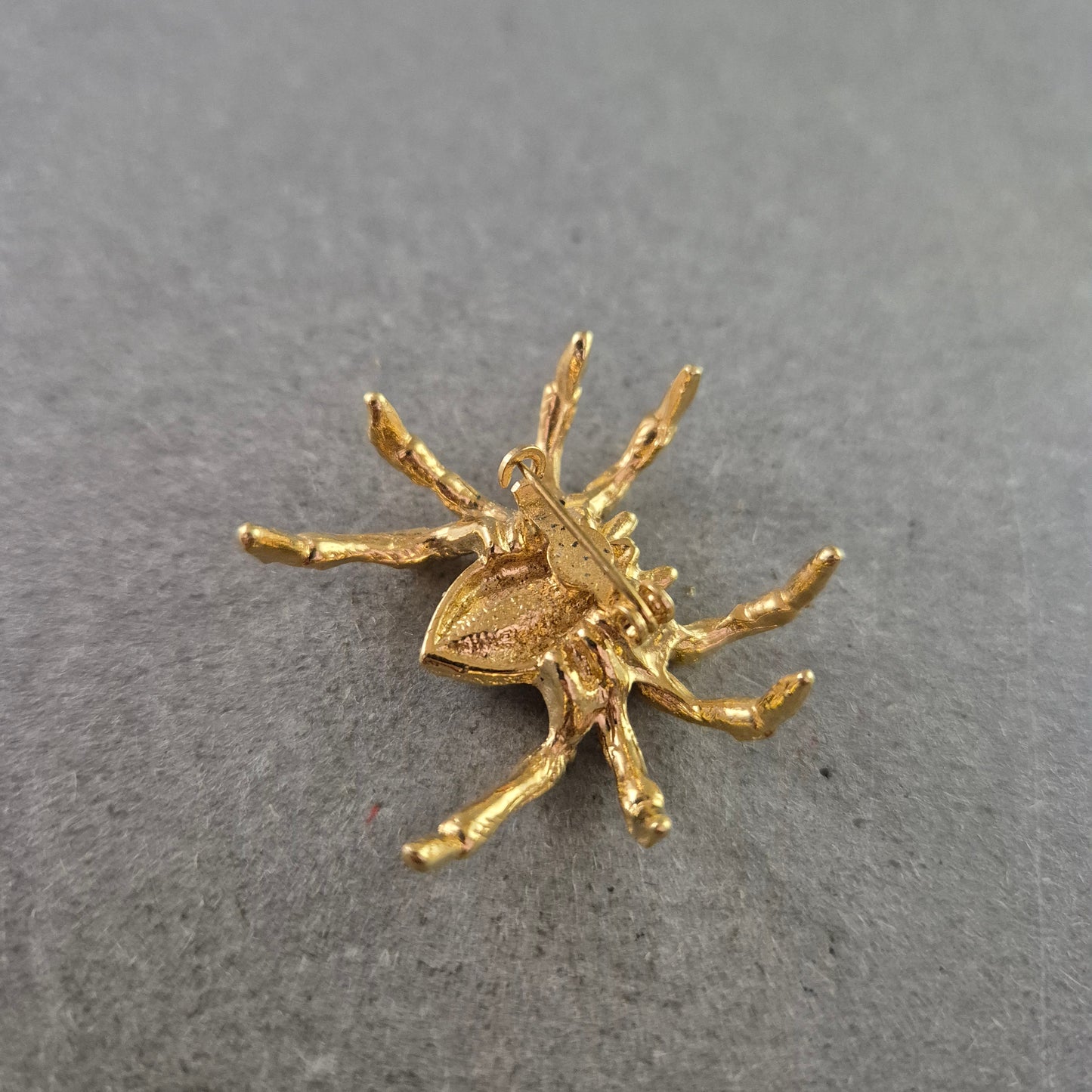 Auffällige Spinnen-Brosche in Goldoptik mit großem Strassstein