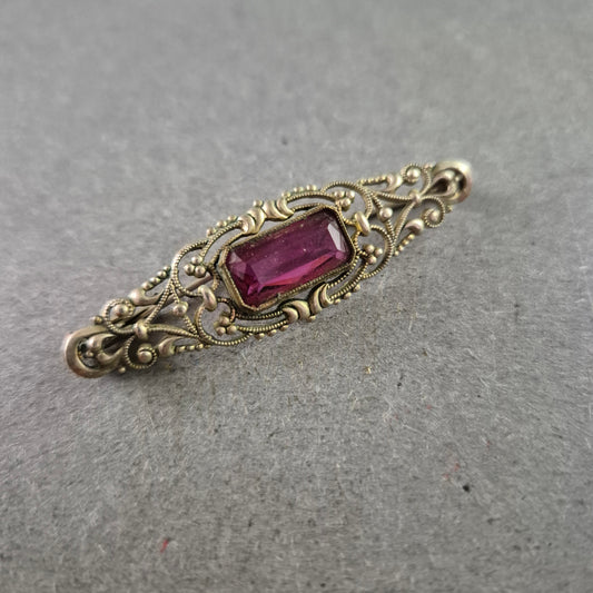 Filigrane Jugendstil-Brosche mit violettem Glasstein im Antik-Look