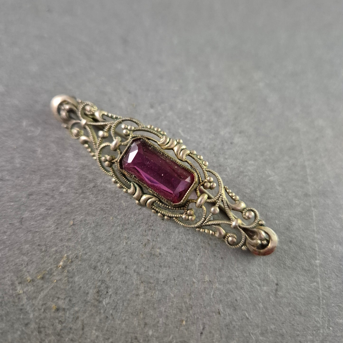 Filigrane Jugendstil-Brosche mit violettem Glasstein im Antik-Look