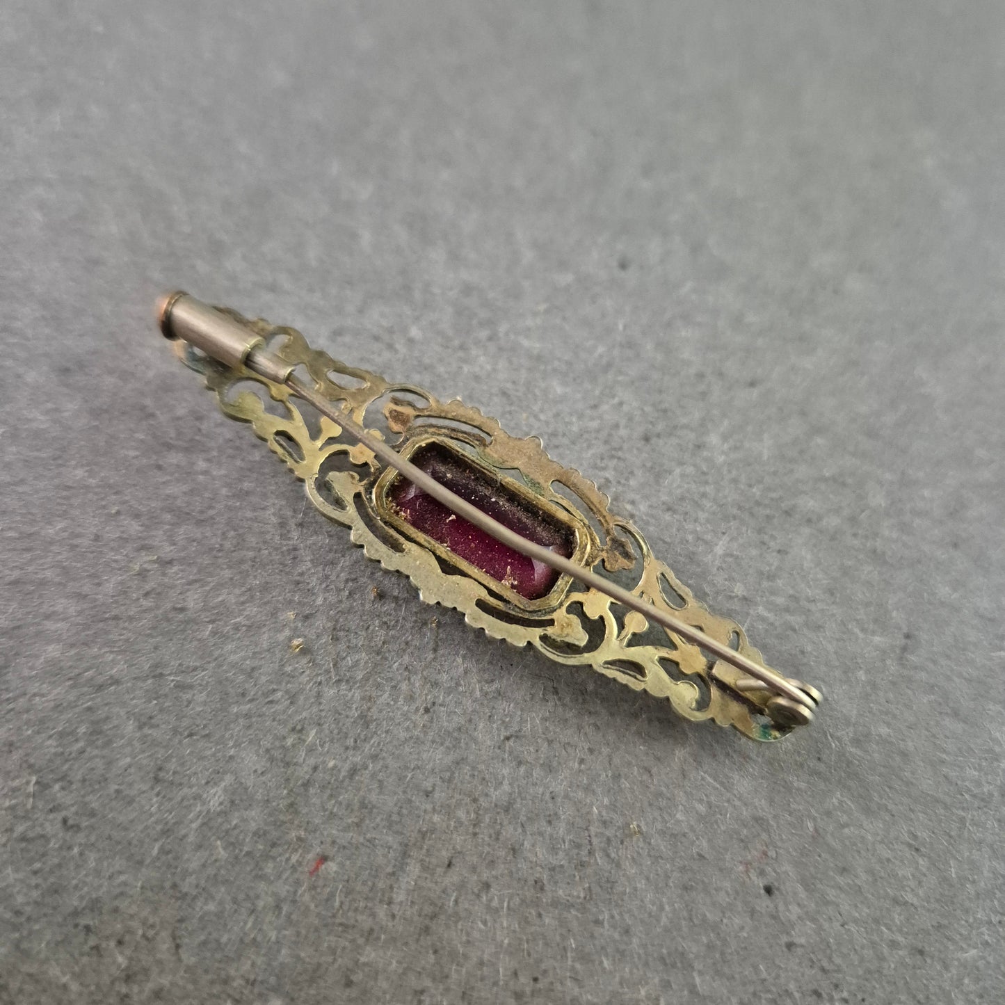 Filigrane Jugendstil-Brosche mit violettem Glasstein im Antik-Look