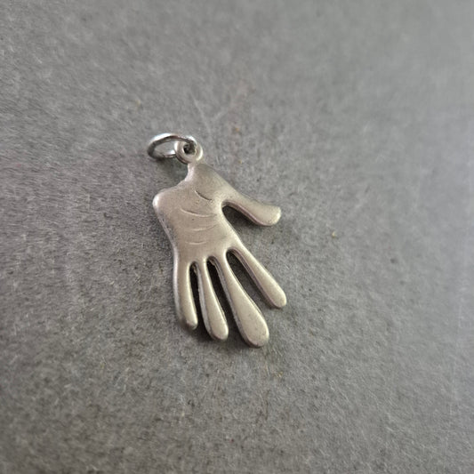 Silberfarbener Anhänger in Handform – Detailliertes Vintage-Design