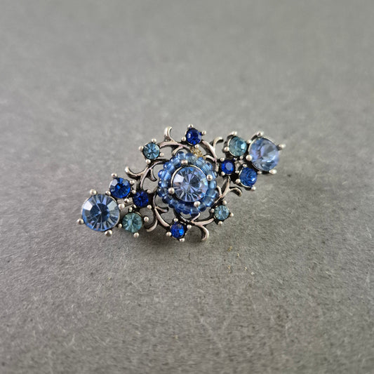 Vintage-Brosche in Silberoptik mit blauen Strasssteinen im Barockstil