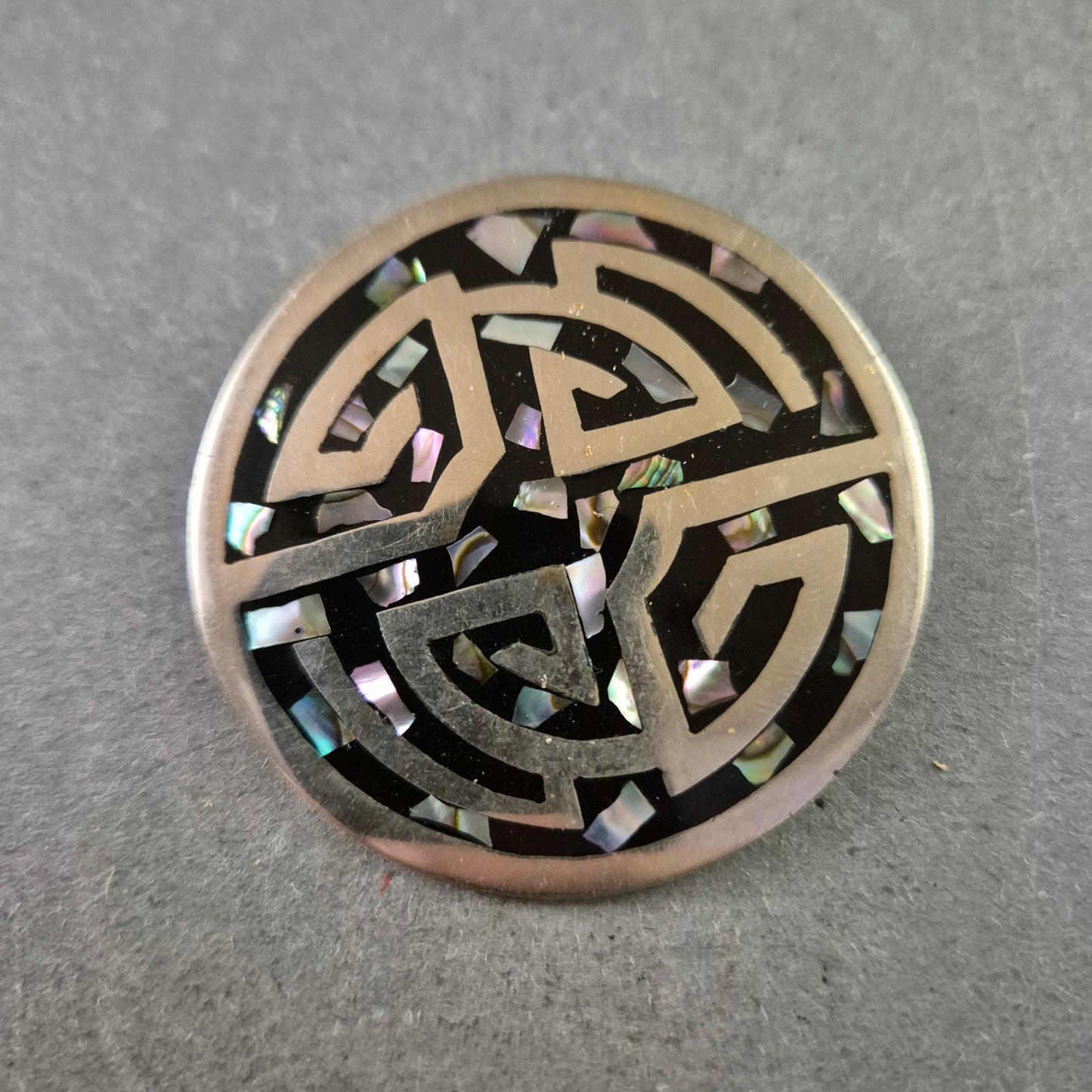 Runde Alpaka-Brosche mit Abalone-Inlay und traditionellem Muster