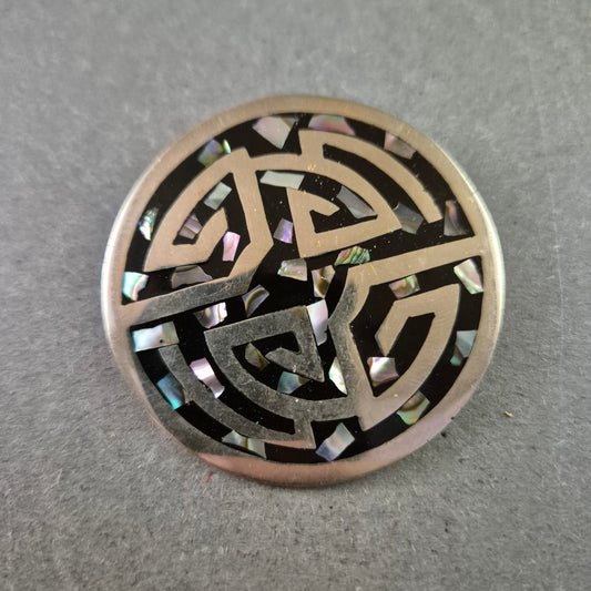 Runde Alpaka-Brosche mit Abalone-Inlay und traditionellem Muster