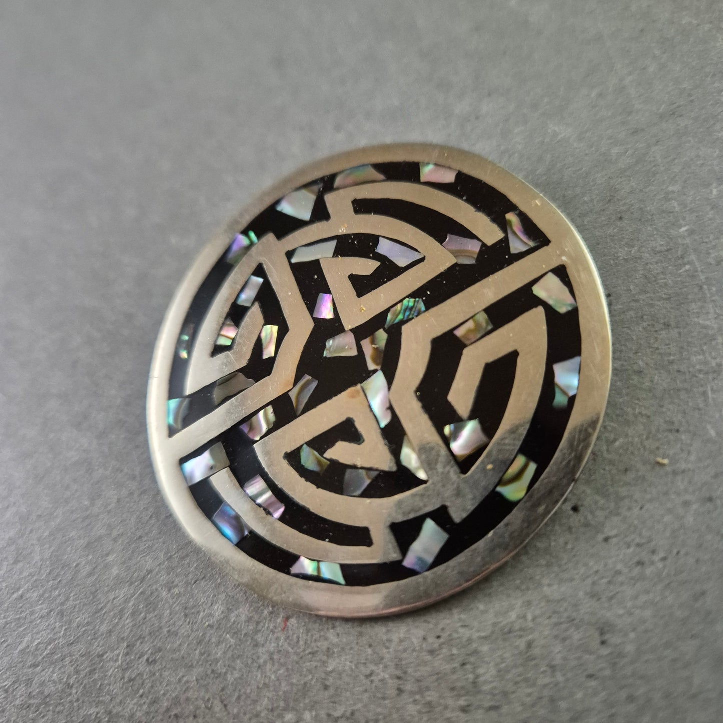 Runde Alpaka-Brosche mit Abalone-Inlay und traditionellem Muster